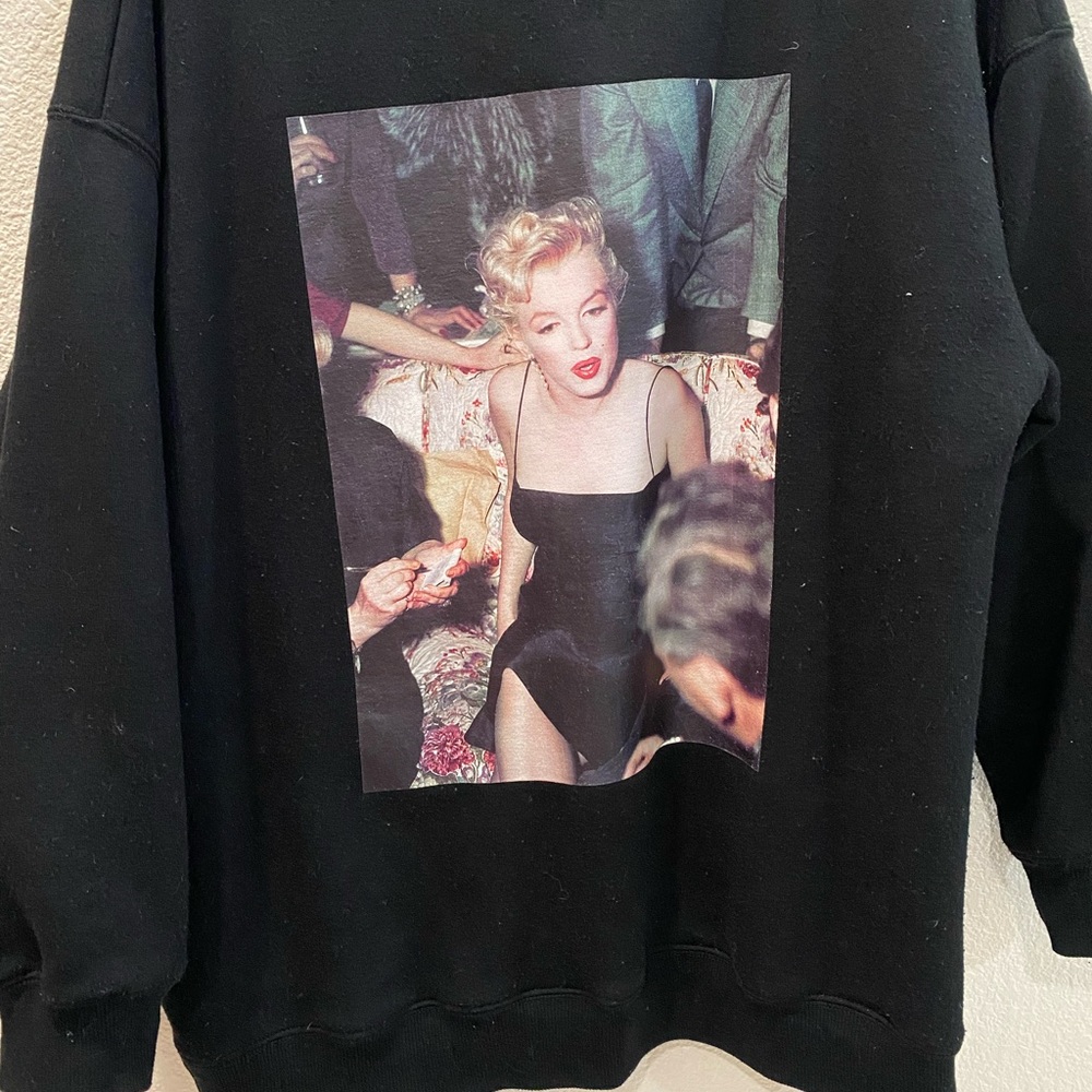 Marilyn Monroe over size sweater